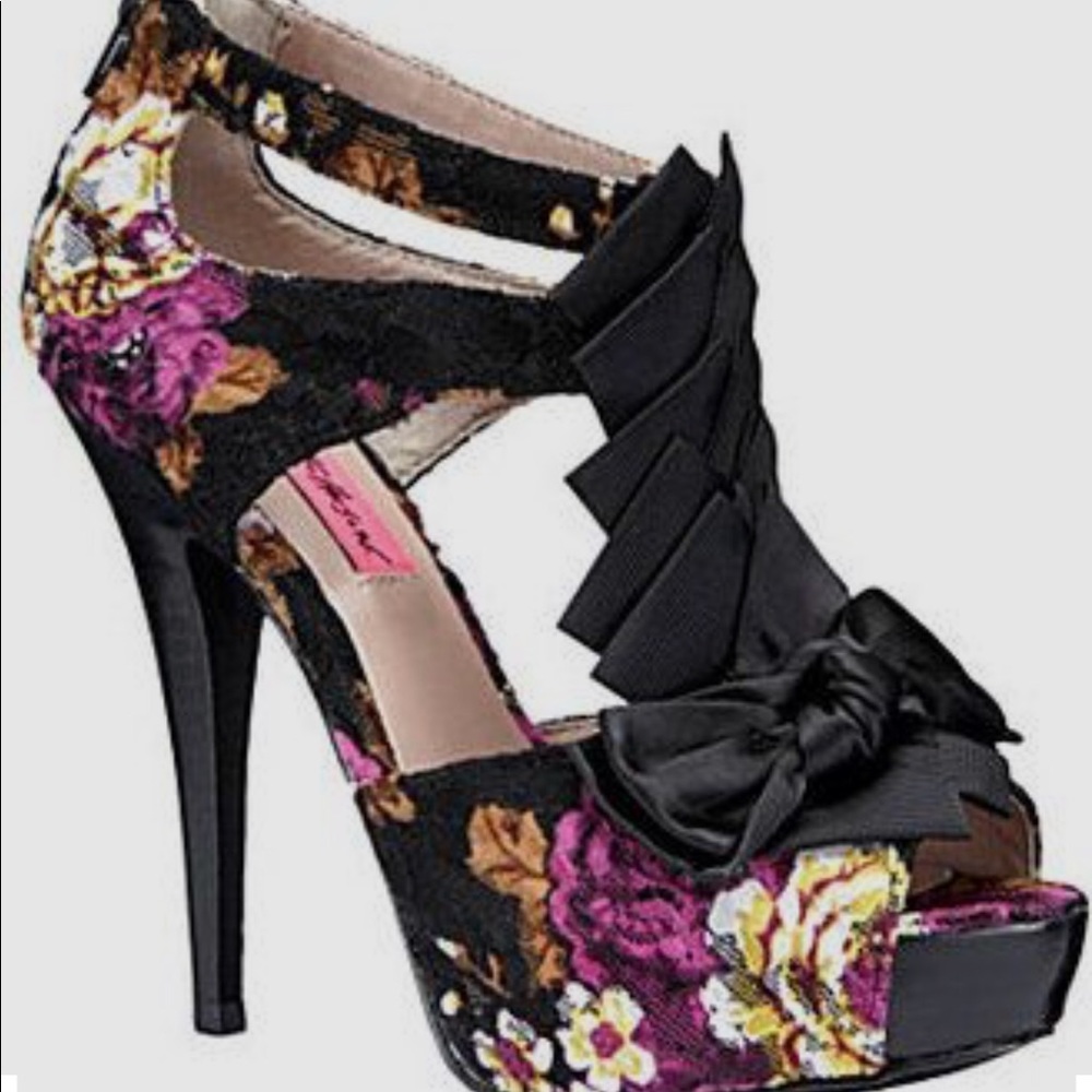 Betsey Johnson Iconn, size 8